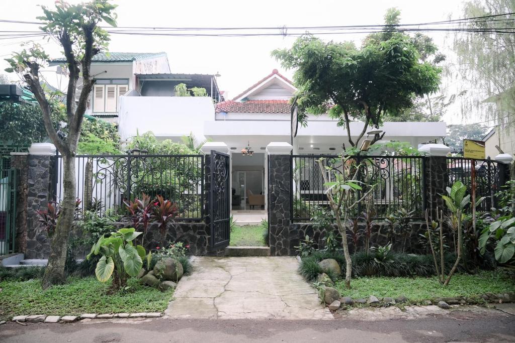Zahrada ubytování Kirana Guest House Bogor