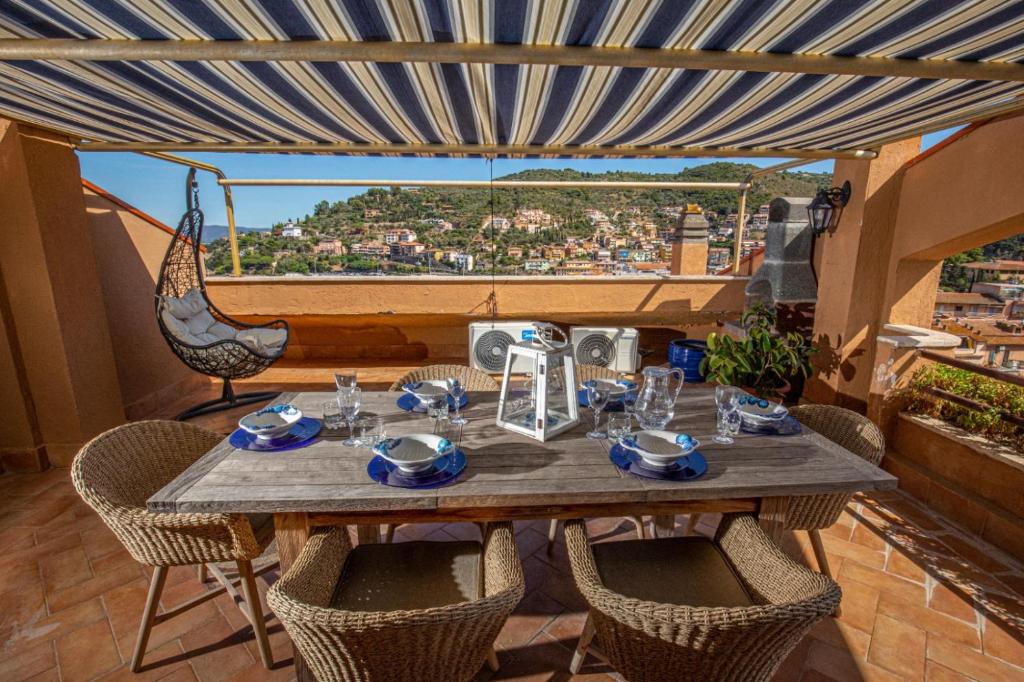 un tavolo e sedie su un balcone con vista di Casa Panoramica a Porto Santo Stefano