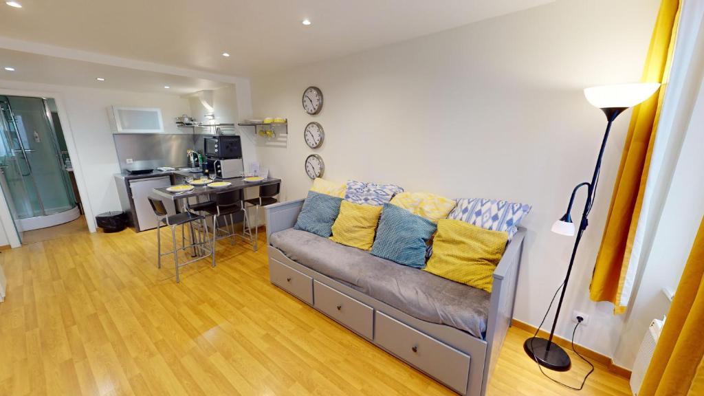 un salon avec un canapé et un bureau dans l'établissement Le Tonnelier Strasbourgeois - Strasbourg Cathédrale, à Strasbourg