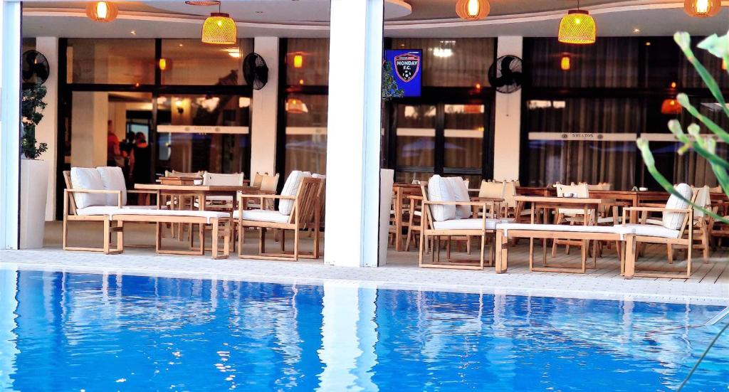 Bazén v ubytování Sveltos Hotel nebo v jeho okolí