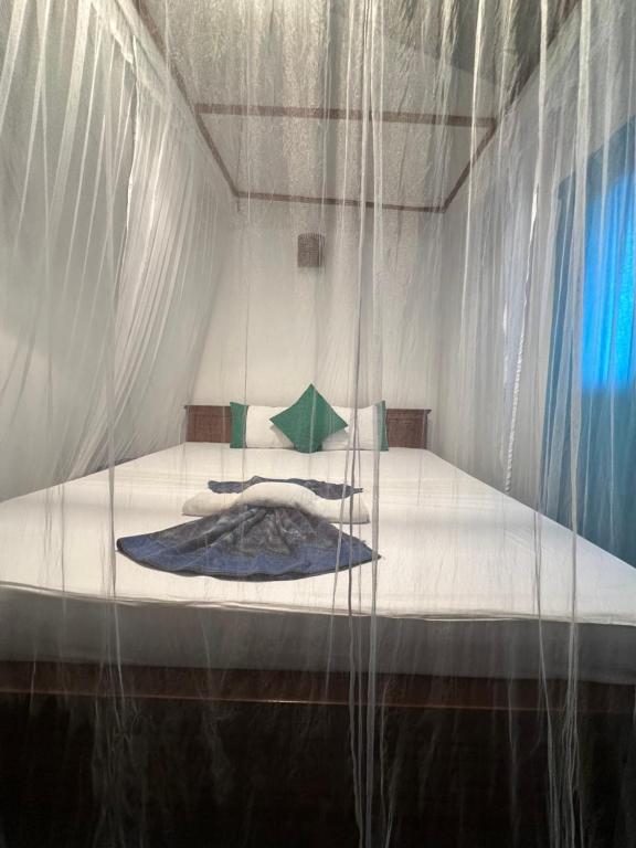 - une chambre avec un lit doté d'une moustiquaire dans l'établissement Ayur Nelum Villa, à Bentota