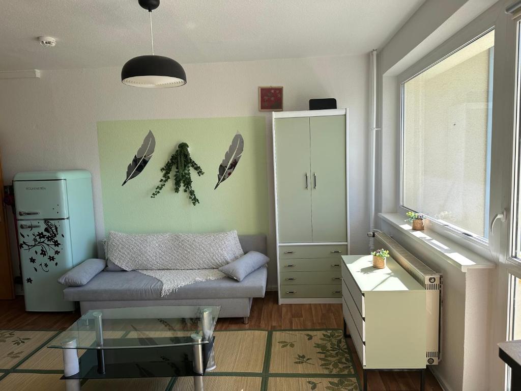 a living room with a couch and a table at Ruhige sonnige 1,5 Zimmer Wohnung in Erfurt