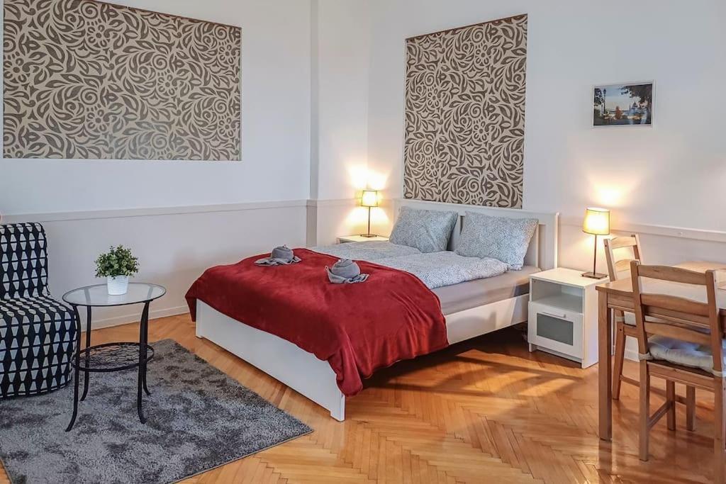 ブダペストにあるAstoria Apartmentのベッドルーム1室(ベッド1台、テーブル、椅子付)