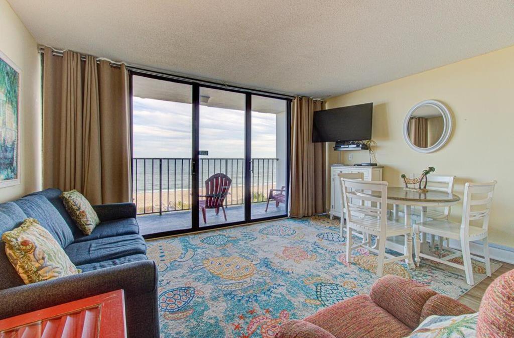 sala de estar con sofá y mesa con vistas en 0409 home, en Carolina Beach