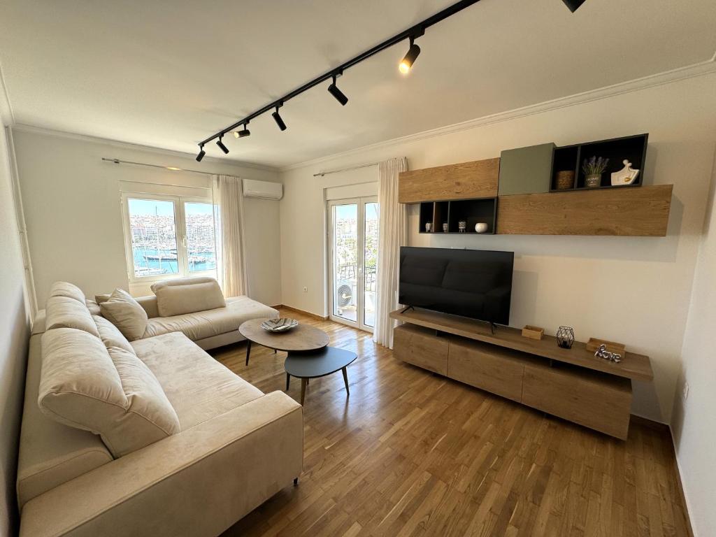 TV a/nebo společenská místnost v ubytování Piraeus center sea view apartment