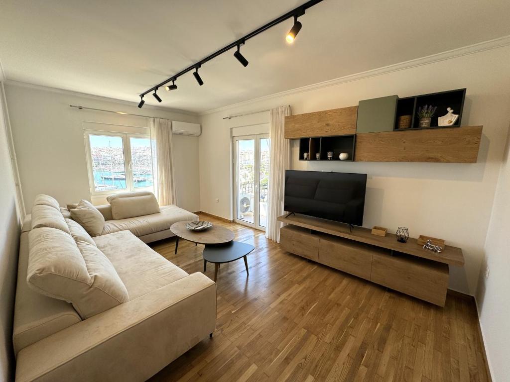 TV a/nebo společenská místnost v ubytování Piraeus center sea view apartment
