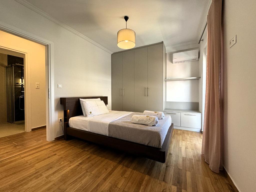 Postel nebo postele na pokoji v ubytování Piraeus center sea view apartment