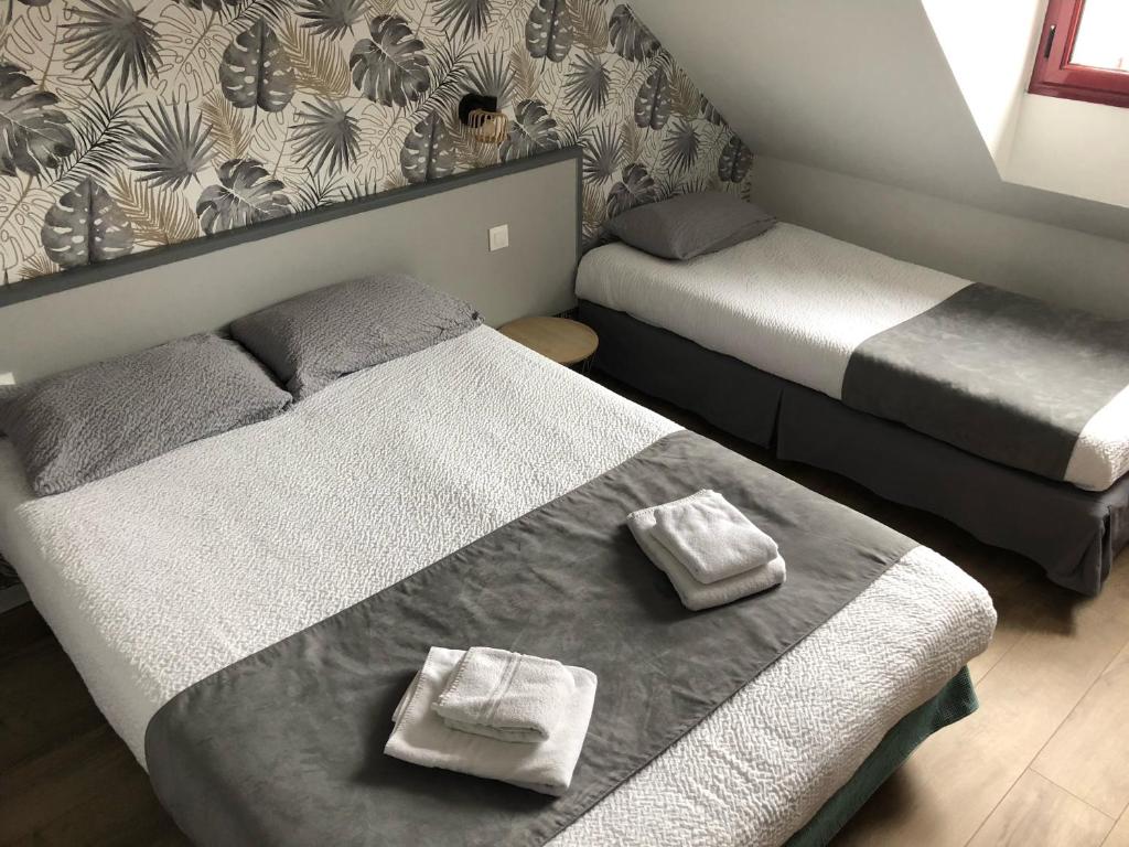 Postel nebo postele na pokoji v ubytování Logis Hôtel Lucotel