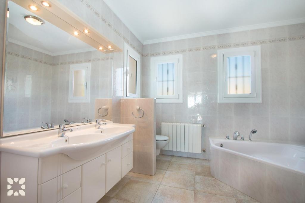 A bathroom at Villa Soleada by Abahana Villas