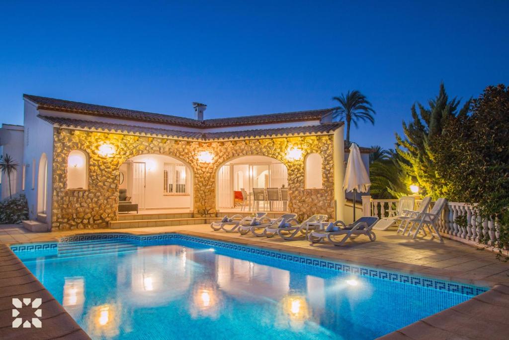 The swimming pool at or close to Villa Soleada by Abahana Villas