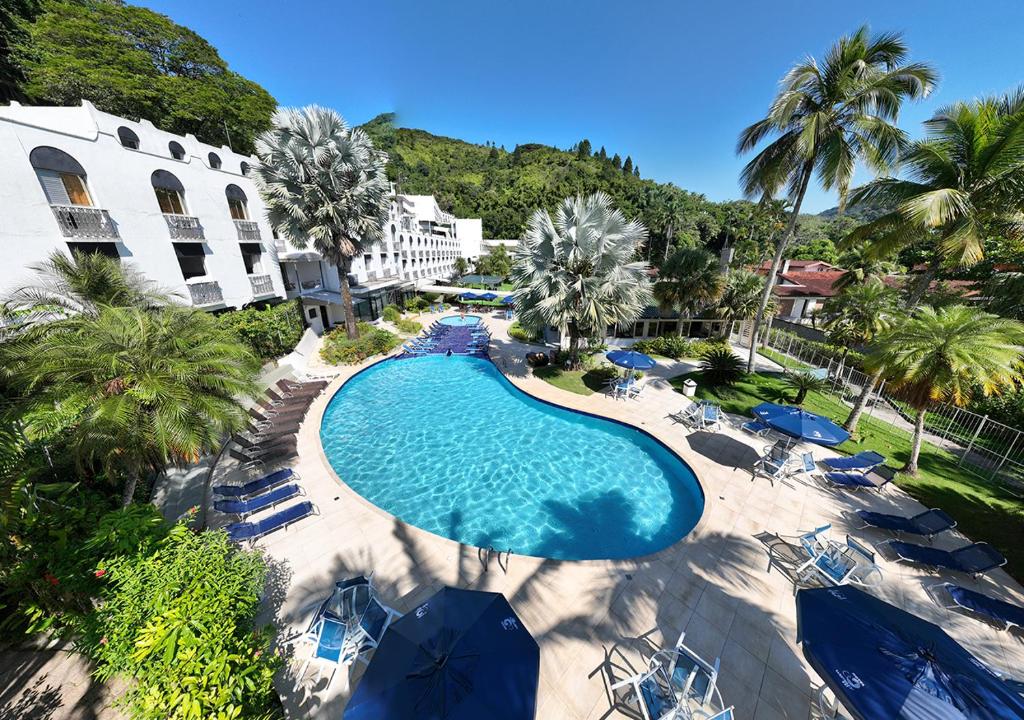 uma vista superior de uma piscina num resort em Wembley Inn Hotel em Ubatuba