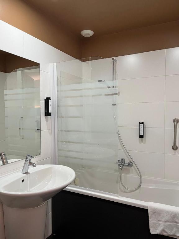 Koupelna v ubytování HOTEL & SPA Le Renard Centre