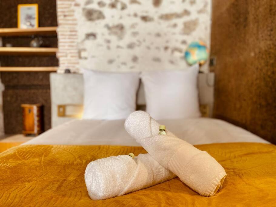 Giường trong phòng chung tại L'Atelier- Loft d'Artiste Aménagé, centre-ville