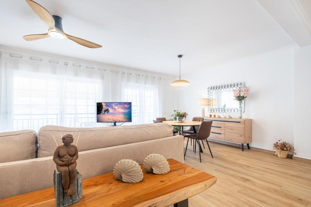 a living room with a couch and a table at Jayan Diamond Refugio de Lujo en la Costa de Jávea in Aduanas