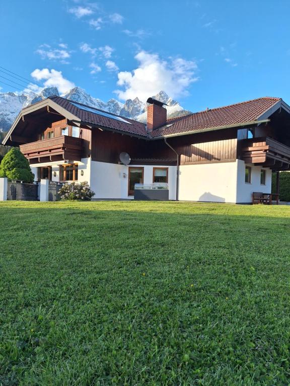 una casa con césped delante en Haus Rieder, en Pfarrwerfen