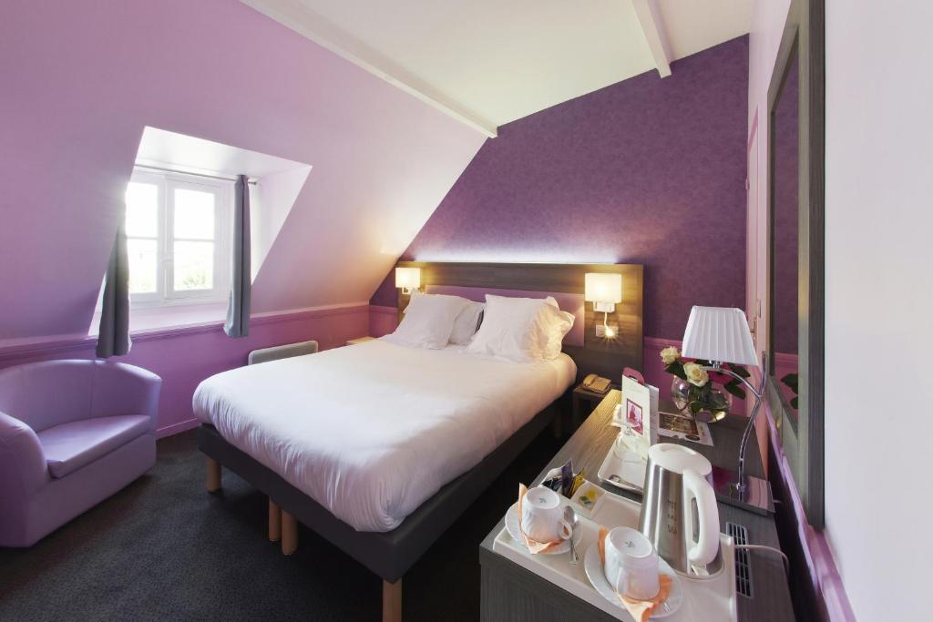 Postel nebo postele na pokoji v ubytování Hôtel Poussin