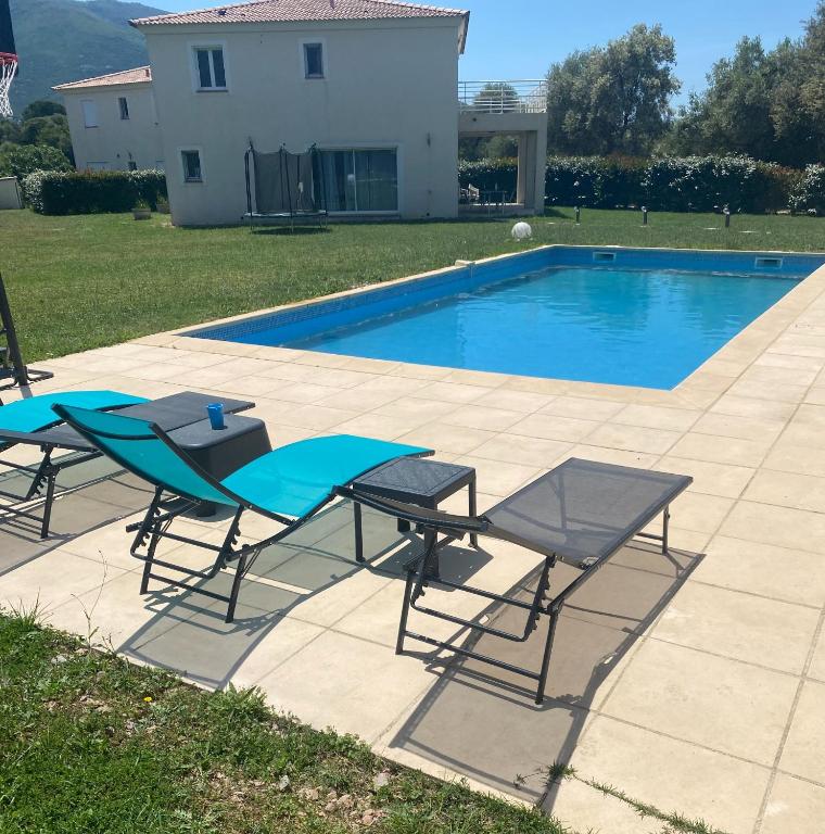 - deux chaises et une piscine dans la cour dans l'établissement Matteo Laricio, à Peri