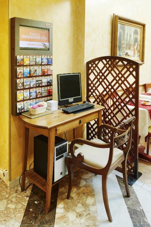 TV a/nebo společenská místnost v ubytování Hôtel Poussin