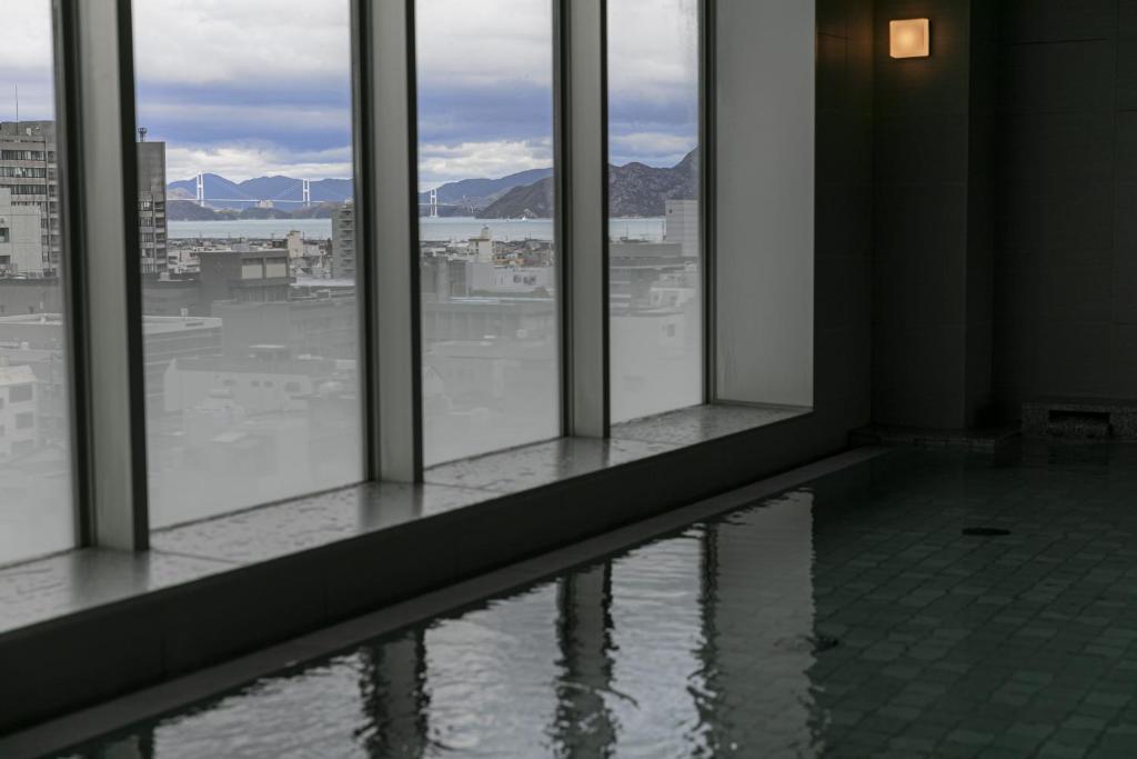 Nespecifikovaný výhled na hory nebo výhled na hory při pohledu z hotelu