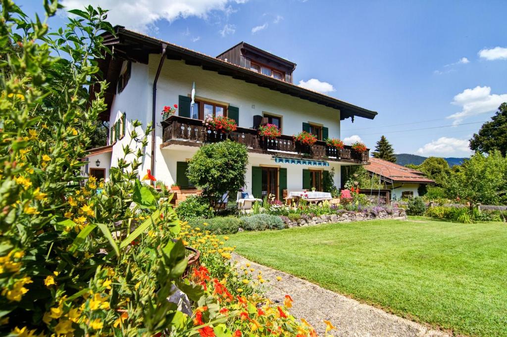 een huis met een tuin ervoor bij Ferienwohnungen Mayr in Bad Wiessee
