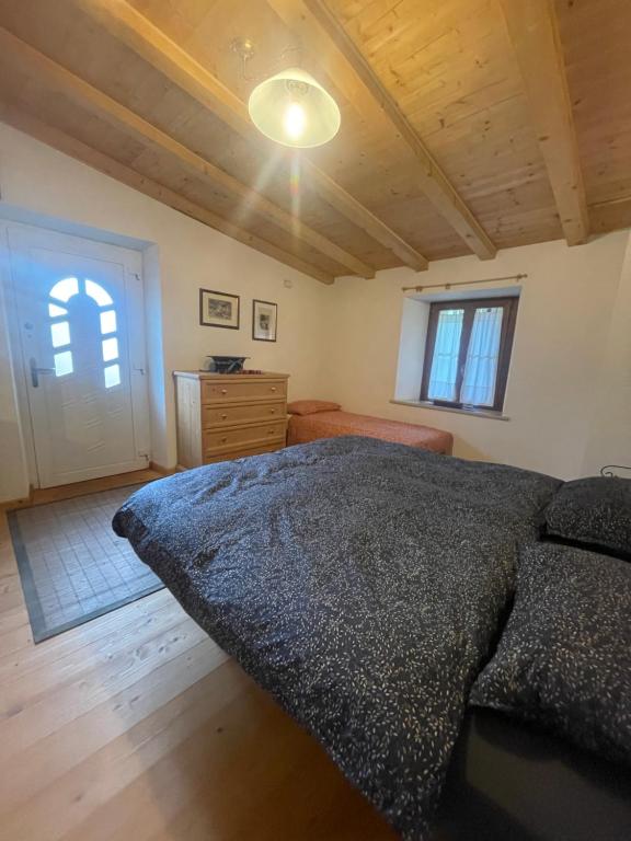 - une chambre avec un lit, une commode et une fenêtre dans l'établissement Chalet Maso del Bepo, à Canal San Bovo