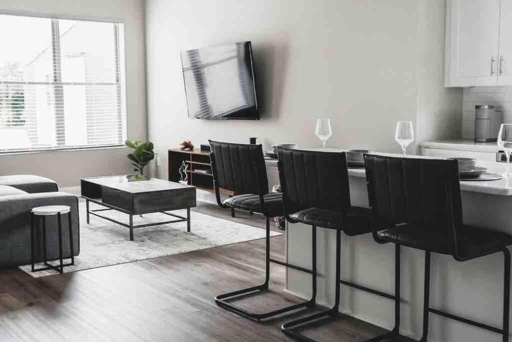 Μια τηλεόραση ή/και κέντρο ψυχαγωγίας στο New Luxury Townhome