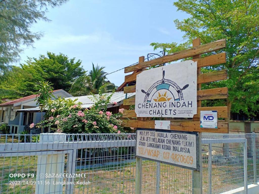 Un cartel para el centro cultural indígena Clearing en Chenang Indah Chalets, en Pantai Cenang