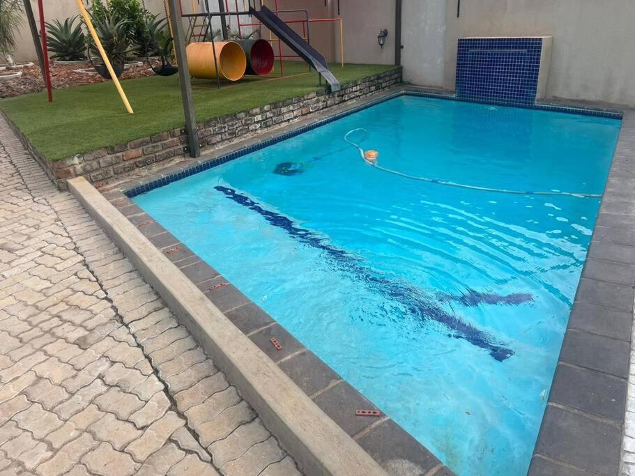 Swimmingpoolen hos eller tæt på Hanyisa Villa