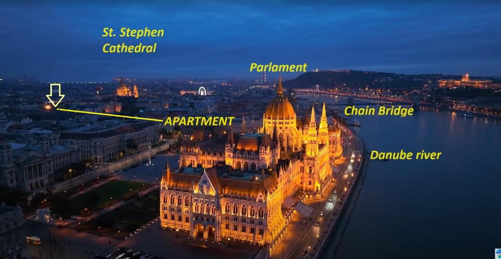 ブダペストにある60m2 Between of Chain bridge, Cathedral, Parlament,Castle districtの夜の国会議事堂の空中