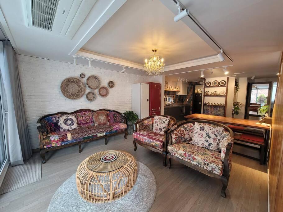 Χώρος καθιστικού στο Red Casa