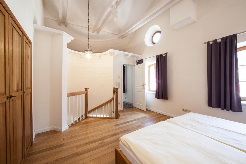 Postel nebo postele na pokoji v ubytování Weingut & Gästehaus GiwerGreif