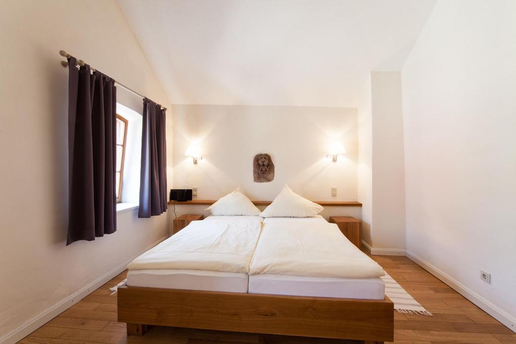 Postel nebo postele na pokoji v ubytování Weingut & Gästehaus GiwerGreif