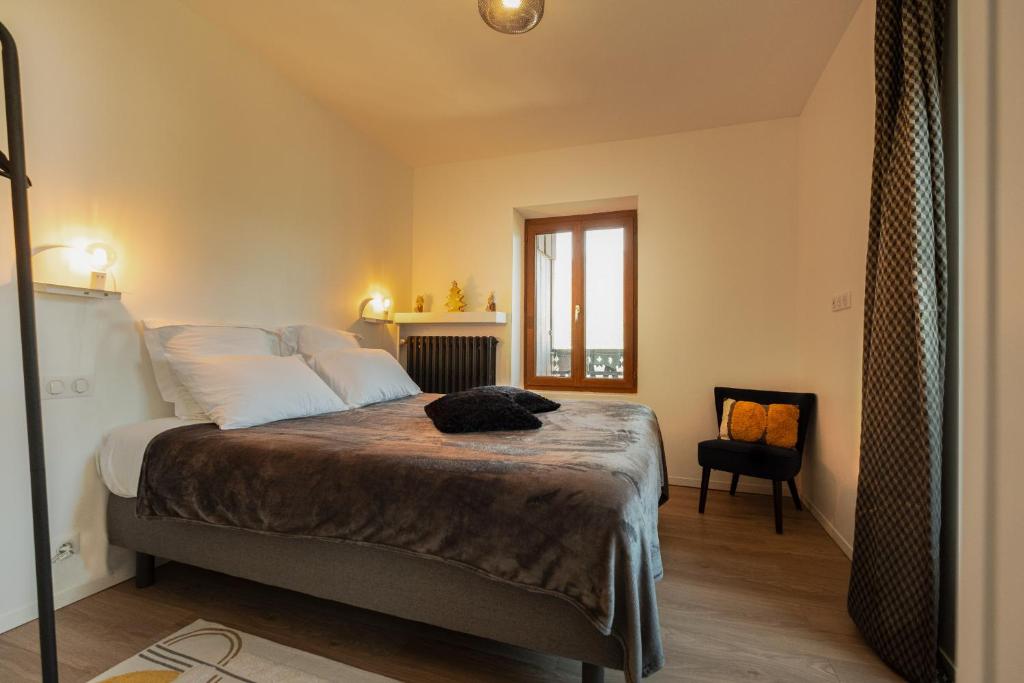 um quarto com uma cama grande num quarto em Chalet les Myrtilles em Venthon