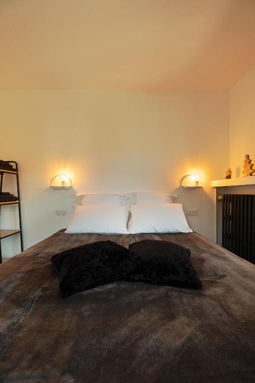 una camera da letto con un letto con due luci sul muro di Chalet les Myrtilles a Venthon