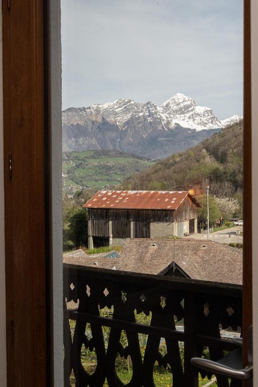 Vista generica sulle montagne o vista sulle montagne dall'interno dell'affittacamere