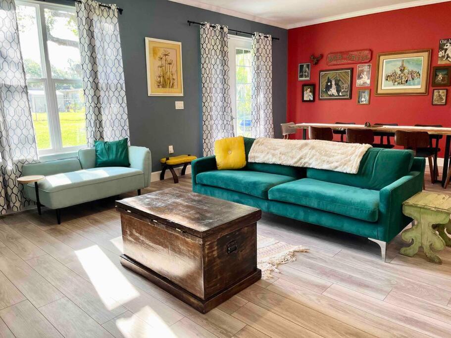 uma sala de estar com um sofá verde e uma mesa em Sanford Long-term Stay em Sanford