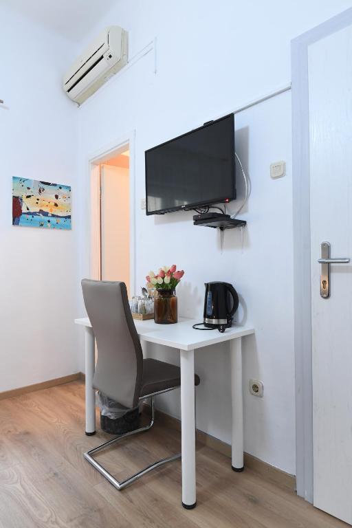 Televízia a/alebo spoločenská miestnosť v ubytovaní Green lighthouse rooms