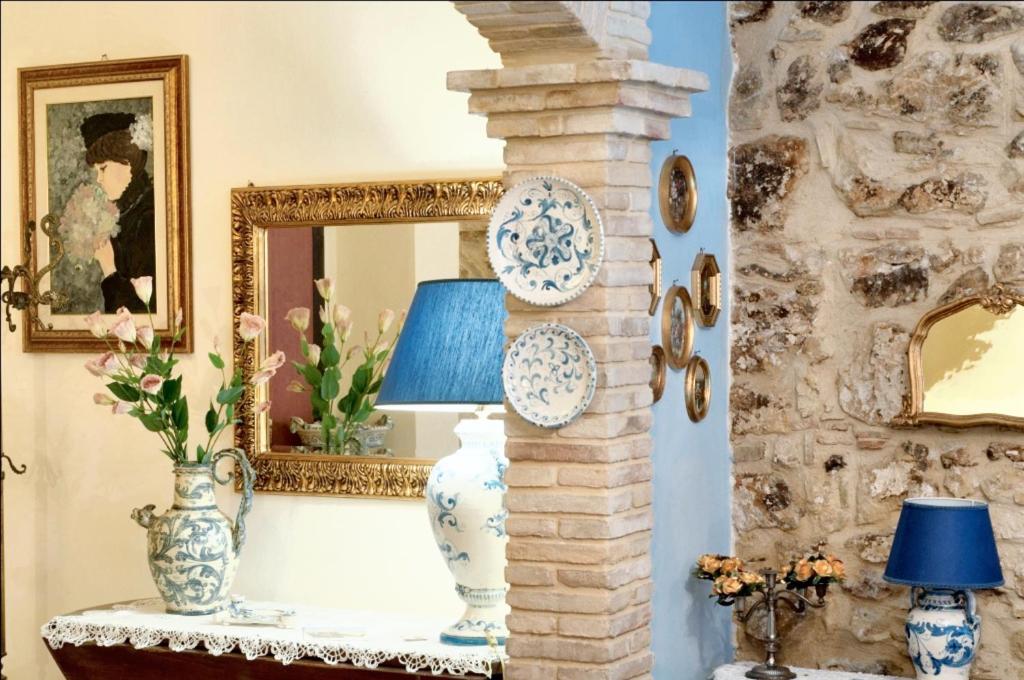 um quarto com vasos azuis e brancos e um espelho em Studio with city view and wifi at Piazza Armerina em Piazza Armerina