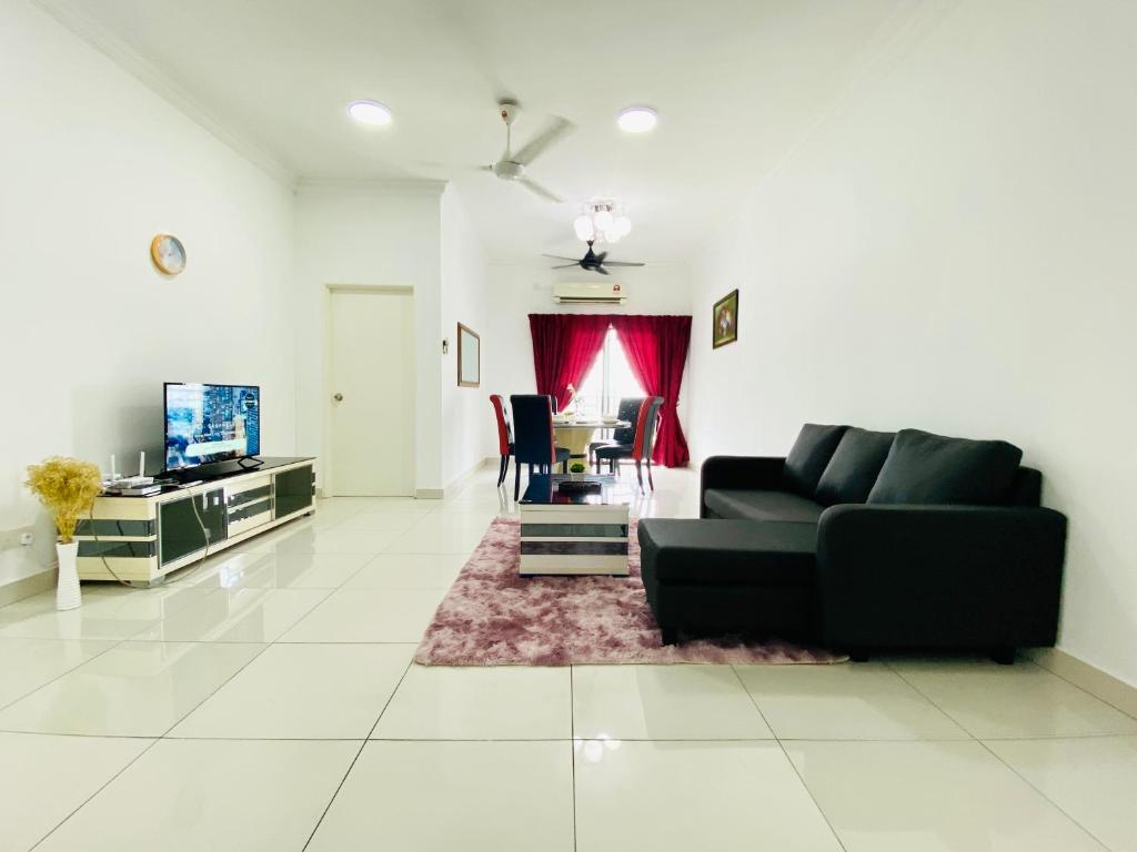 een woonkamer met een zwarte bank en een tafel bij Cozy 1-10 pax 4QBeds 2SBeds Shah Alam Sec7, I-city in Shah Alam