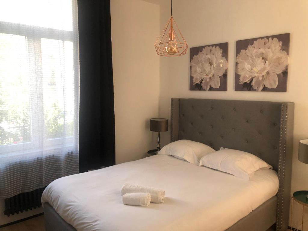 a bedroom with a bed with two towels on it at Sainte Cécile 2- Studio élégant, idéalement situé in Vichy