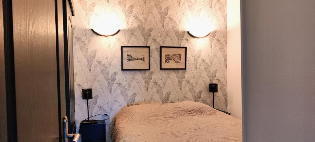 een slaapkamer met twee foto's aan de muur bij Casa CapiCorsu in Rogliano