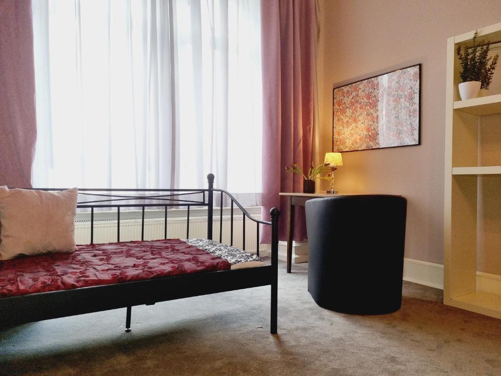 1 dormitorio con cama y ventana grande en Only for Women on Tour en Bingen am Rhein