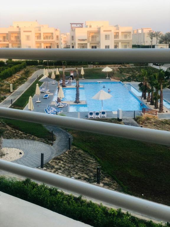 Utsikt över poolen vid شاليه اطلاله ساحره في اجمل الاماكن قريه امواج الساحل eller i närheten