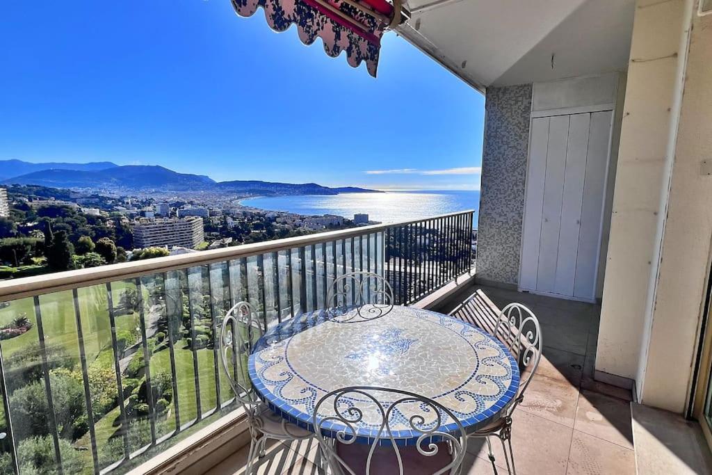 une table et des chaises sur un balcon avec vue dans l'établissement La Baia Dei Ange, à Nice