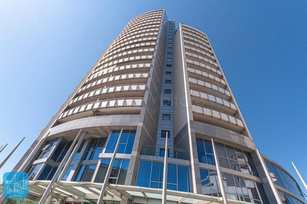 un edificio alto con muchas ventanas en Torre Mizar 11, en Lido di Jesolo