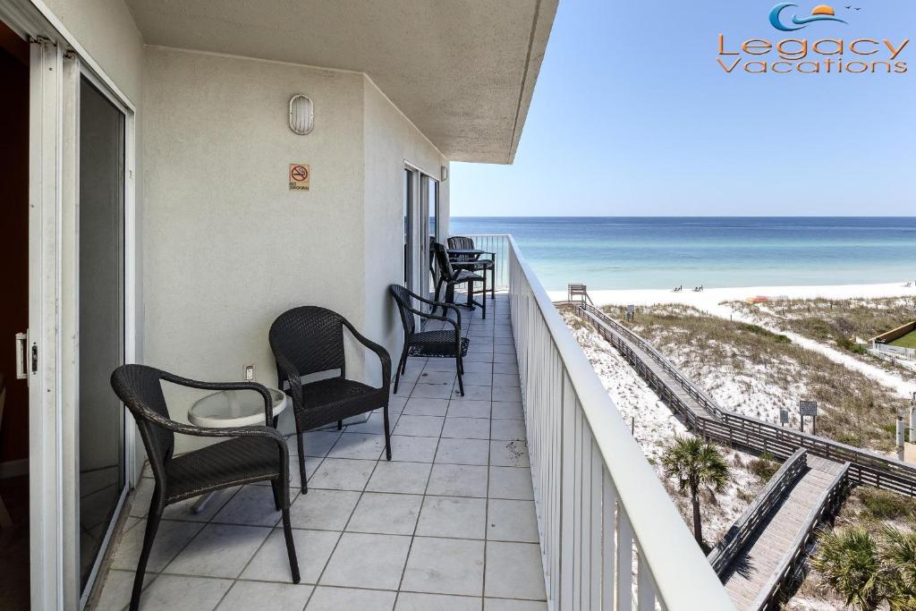 balcón con sillas y vistas a la playa en SC 601b - Bchfront -Free Seasonal Beach Service! en Fort Walton Beach