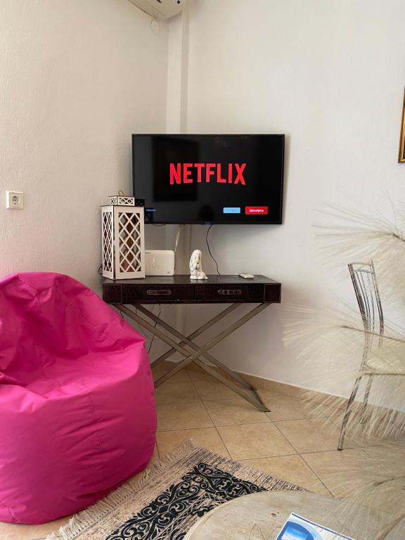 uma sala de estar com televisão numa mesa em Olympus Aroma em Litochoro