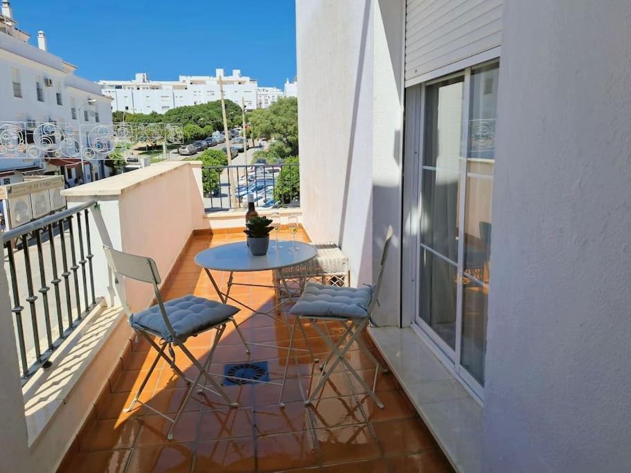 balcón con mesa y sillas en Encantador Apartamento en Vejer, en Vejer de la Frontera