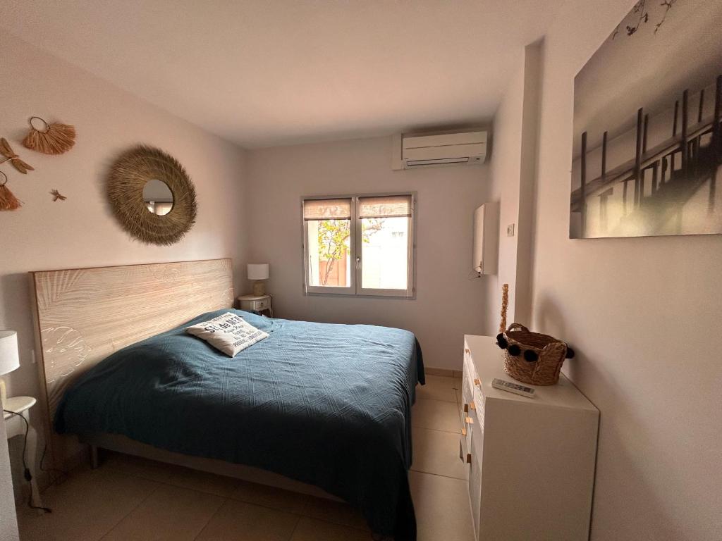 a small bedroom with a bed and a window at Villa 6 personnes 100 m plage 6GSA163 in Le Barcarès