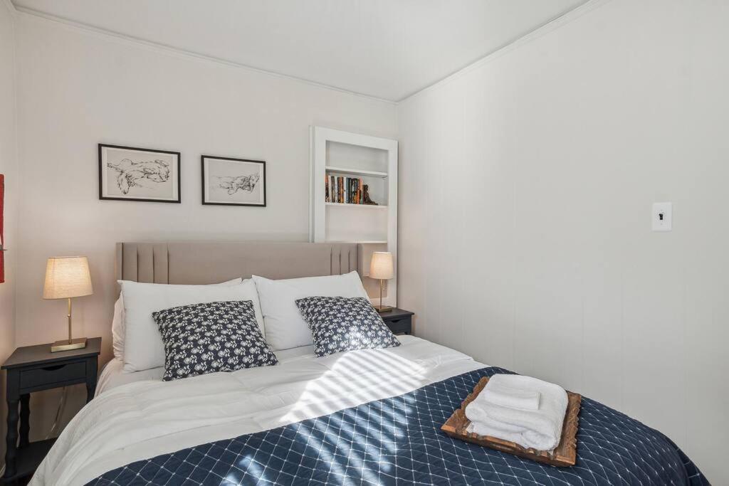 皇家橡的住宿－Vibrant and Spacious 4bd Home 5 Mins to DT Royal Oak，一间卧室配有一张大床和两个枕头